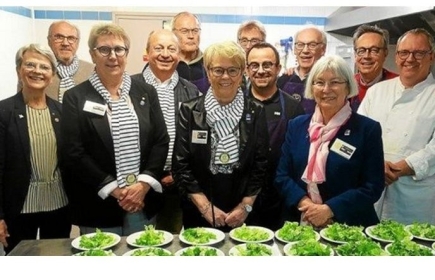 Les bénévoles cuisiniers, réunis autour des présidentes Éliane Lohier et Annick Hacard, avant le début du repas.